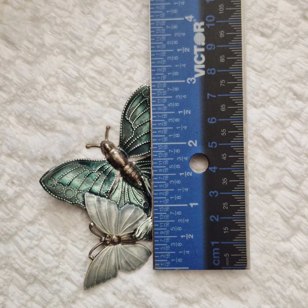 Unsigned vintage pin